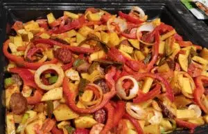 Farmářské brambory z jednoho plechu: Rychlá večeře s klobásou a pórkem Farmářské brambory s klobásou z jednoho plechu