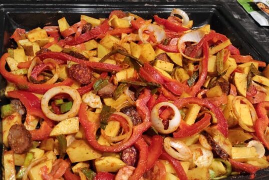 Farmářské brambory z jednoho plechu: Rychlá večeře s klobásou a pórkem Farmářské brambory s klobásou z jednoho plechu