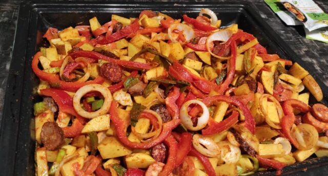 Farmářské brambory s klobásou z jednoho plechu