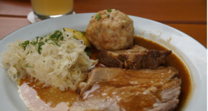 Ochutnejte historii na talíři: Česká kuchyně od středověkých kaší po dokonalou svíčkovou