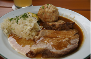 Ochutnejte historii na talíři: Česká kuchyně od středověkých kaší po dokonalou svíčkovou