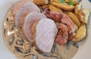 Vepřová panenka s pečeným bramborem: Šťavnatá minutka se dvěma druhy omáček