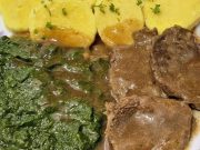 Poctivé hovězí na česneku se špenátem a bramborovým knedlíkem: Dokonalý sosík bez zahušťování Plátky pečeného hovězího masa přelité tmavým sosem na talíři, doplněné o porci zeleného krémového špenátu a plátky bramborového knedlíku.