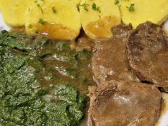 Poctivé hovězí na česneku se špenátem a bramborovým knedlíkem: Dokonalý sosík bez zahušťování Plátky pečeného hovězího masa přelité tmavým sosem na talíři, doplněné o porci zeleného krémového špenátu a plátky bramborového knedlíku.