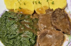 Poctivé hovězí na česneku se špenátem a bramborovým knedlíkem: Dokonalý sosík bez zahušťování Plátky pečeného hovězího masa přelité tmavým sosem na talíři, doplněné o porci zeleného krémového špenátu a plátky bramborového knedlíku.