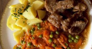 Poctivá dušená mrkev s hráškem a vepřovým: Návrat k nejlepší domácí klasice