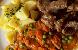 Poctivá dušená mrkev s hráškem a vepřovým: Návrat k nejlepší domácí klasice