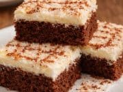 Hrnečkové řezy Eskymo: Fantastický retro dezert s kokosovým krémem a zakysanou smetanou Eskymo řezy s kokosovým krémem a čokoládou – luxusní dezert z hrnečkového těsta