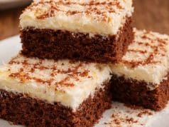 Eskymo řezy s kokosovým krémem a čokoládou – luxusní dezert z hrnečkového těsta