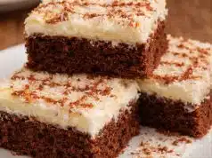 Hrnečkové řezy Eskymo: Fantastický retro dezert s kokosovým krémem a zakysanou smetanou Eskymo řezy s kokosovým krémem a čokoládou – luxusní dezert z hrnečkového těsta