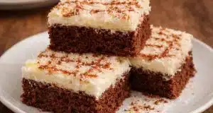 Hrnečkové řezy Eskymo: Fantastický retro dezert s kokosovým krémem a zakysanou smetanou Eskymo řezy s kokosovým krémem a čokoládou – luxusní dezert z hrnečkového těsta