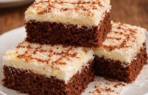 Hrnečkové řezy Eskymo: Fantastický retro dezert s kokosovým krémem a zakysanou smetanou Eskymo řezy s kokosovým krémem a čokoládou – luxusní dezert z hrnečkového těsta