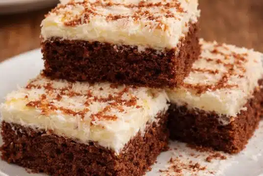 Hrnečkové řezy Eskymo: Fantastický retro dezert s kokosovým krémem a zakysanou smetanou