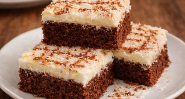 Eskymo řezy s kokosovým krémem a čokoládou – luxusní dezert z hrnečkového těsta