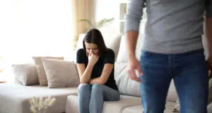 Vězení jménem „hodná holka“: Manžel mi zakazuje knihy i kamarádky, chce ze mě mít kopii své matky