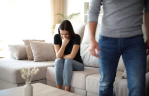 Vězení jménem „hodná holka“: Manžel mi zakazuje knihy i kamarádky, chce ze mě mít kopii své matky