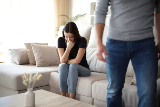 Vězení jménem „hodná holka“: Manžel mi zakazuje knihy i kamarádky, chce ze mě mít kopii své matky