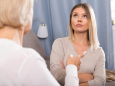 Tajně čtu dceři zprávy a sleduji ji: Raději ať mě do konce života nenávidí, než aby se jí něco stalo