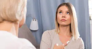 Tajně čtu dceři zprávy a sleduji ji: Raději ať mě do konce života nenávidí, než aby se jí něco stalo