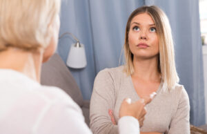 Tajně čtu dceři zprávy a sleduji ji: Raději ať mě do konce života nenávidí, než aby se jí něco stalo