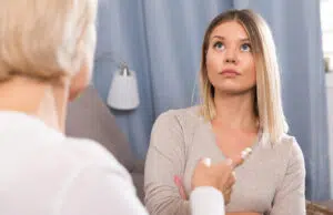 Tajně čtu dceři zprávy a sleduji ji: Raději ať mě do konce života nenávidí, než aby se jí něco stalo