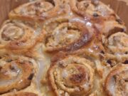 Jablečné kynuté rolky s ořechy a polevou: Nadýchaná pochoutka s vůní rumu