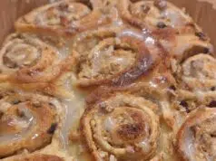 Jablečné kynuté rolky s ořechy a polevou: Nadýchaná pochoutka s vůní rumu