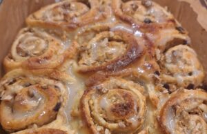 Jablečné kynuté rolky s ořechy a polevou: Nadýchaná pochoutka s vůní rumu