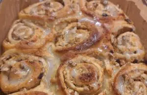 Jablečné kynuté rolky s ořechy a polevou: Nadýchaná pochoutka s vůní rumu