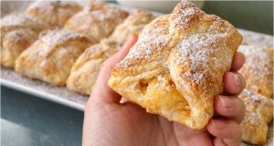 Jableční zmuchlanci z listového těsta: Nejrychlejší dezert ke kávě Jableční zmuchlanci z listového těsta: rychlý skořicový dezert za pár minut