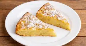 Listové těsto s nastrouhanými jablky a pudinkem – dokonalý dezert během chvíle Rychlý jablečný koláč z listového těsta s pudinkem (hotový za 30 minut)