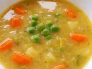 Rychlá jarní polévka: Vitamínová bomba, která vás postaví na nohy Jarní zeleninová polévka s pórkem a hráškem: lehký recept plný chuti