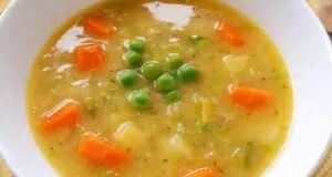 Rychlá jarní polévka: Vitamínová bomba, která vás postaví na nohy