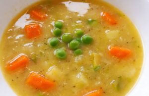 Rychlá jarní polévka: Vitamínová bomba, která vás postaví na nohy