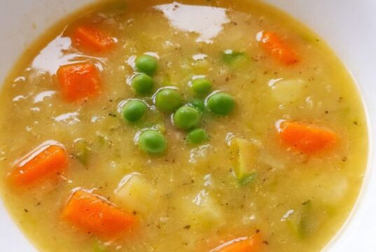 Rychlá jarní polévka: Vitamínová bomba, která vás postaví na nohy