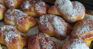 Velikonoční jidáše: Nadýchané bochánky, které voní jarem a tradicí Velikonoční jidáše z kynutého těsta: tradiční sladké pečivo s medem