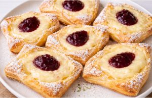 Luxusní kapsičky z listového těsta plněné vanilkovým pudinkem Kapsičky z listového těsta s vanilkovým pudinkem: rychlá sladká dobrota ke kávě