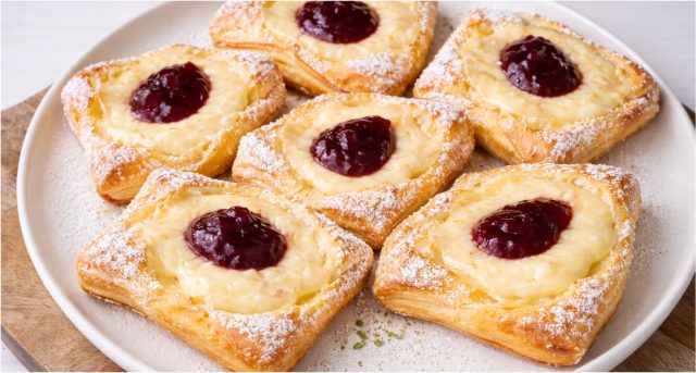 Kapsičky z listového těsta s vanilkovým pudinkem: rychlá sladká dobrota ke kávě