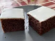 Vláčná kefírová buchta s kakaem: Bleskový moučník, který nikdy neoschne