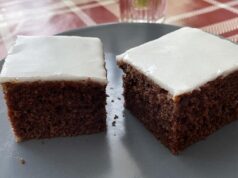 Vláčná kefírová buchta s kakaem: Bleskový moučník, který nikdy neoschne