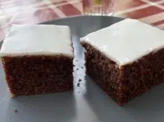 Vláčná kefírová buchta s kakaem: Bleskový moučník, který nikdy neoschne