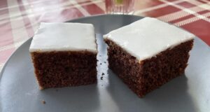 Vláčná kefírová buchta s kakaem: Bleskový moučník, který nikdy neoschne