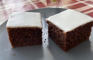 Vláčná kefírová buchta s kakaem: Bleskový moučník, který nikdy neoschne