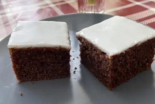 Vláčná kefírová buchta s kakaem: Bleskový moučník, který nikdy neoschne