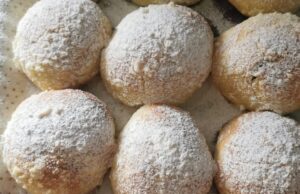 Křehké domácí koláčky jako pírko: Tajemství pěti žloutků a vláčného těsta