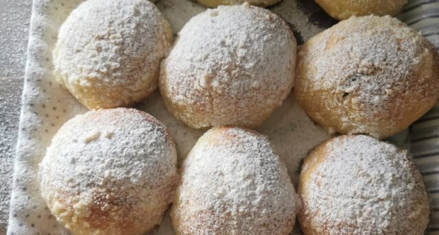 Nadýchané kynuté koláčky z pěti žloutků: jemné těsto s drobenkou