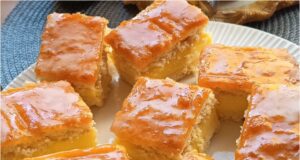 Krémové pudinkové řezy na víkend: Tradiční moučník, který se rozplývá na jazyku Pudinkové řezy s rumovým krémem a citronovou polevou: dezert, který chutná ještě lépe druhý den