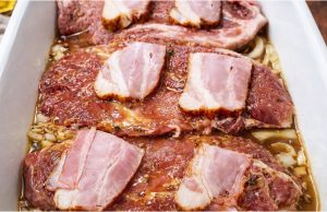 Šťavnatá krkovička na pivu a česneku, která se rozpadá pod vidličkou