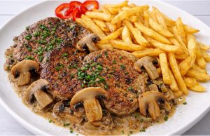 Vyzkoušejte tuhle vepřovou plec na žampionech s domácími hranolky Vepřová plec na žampionech a pórku s domácími hranolkami: poctivý rodinný oběd