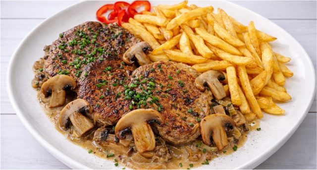 Vepřová plec na žampionech a pórku s domácími hranolkami: poctivý rodinný oběd